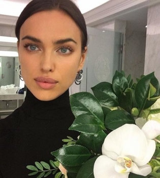 Семейное селфи: Ирина Шейк позирует с мамой