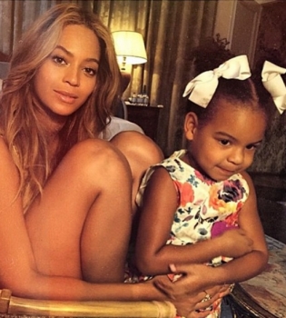 Маленькая принцесса: Бейонсе показала умилительные фото малышки-дочери