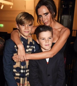 Видео: 11-летний сын Виктории Бекхэм спел для мамы