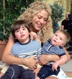 Милее некуда: Шакира играет на гитаре для сына