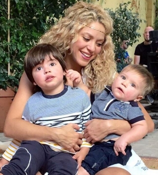 Милее некуда: Шакира играет на гитаре для сына