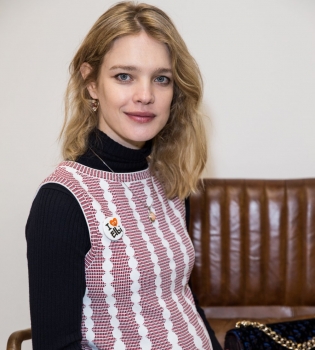 Беременная Наталья Водянова вышла в свет в экстремальном мини