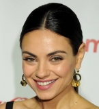 Девушка-радость: Мила Кунис покоряет публику искренней улыбкой