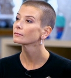 Муж Юлии Высоцкой в восторге от ее короткой стрижки