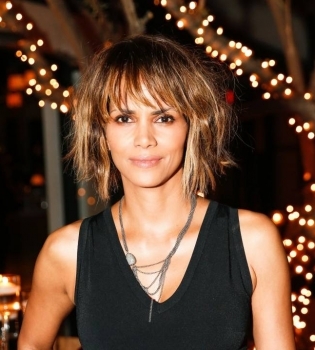 Холли Берри опубликовала первое пикантное фото в микроблоге