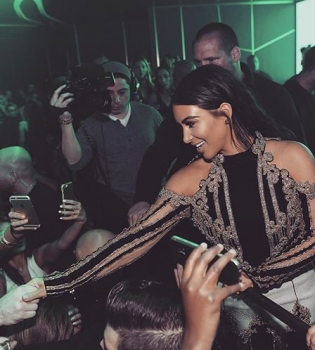 Надоедливый папа: Ким Кардашьян поделилась забавным снимком Канье Уэста с дочерью