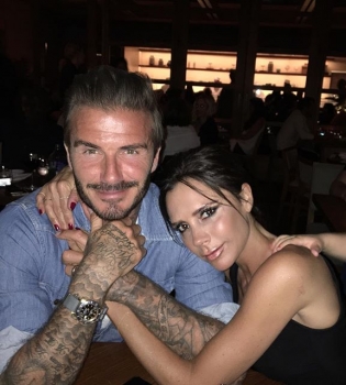 Это любовь: романтичные Виктория и Дэвид Бекхэм позируют вместе