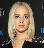 Леди в черном: Дженнифер Лоуренс покоряет великолепным стилем на кинопремьере