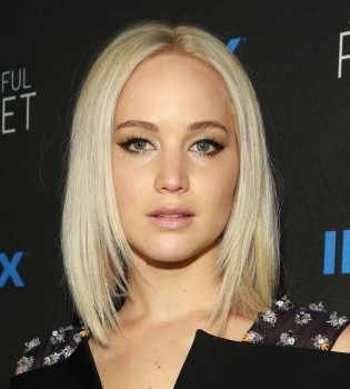 Леди в черном: Дженнифер Лоуренс покоряет великолепным стилем на кинопремьере