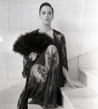 Даша Астафьева разделась в книжном издательстве