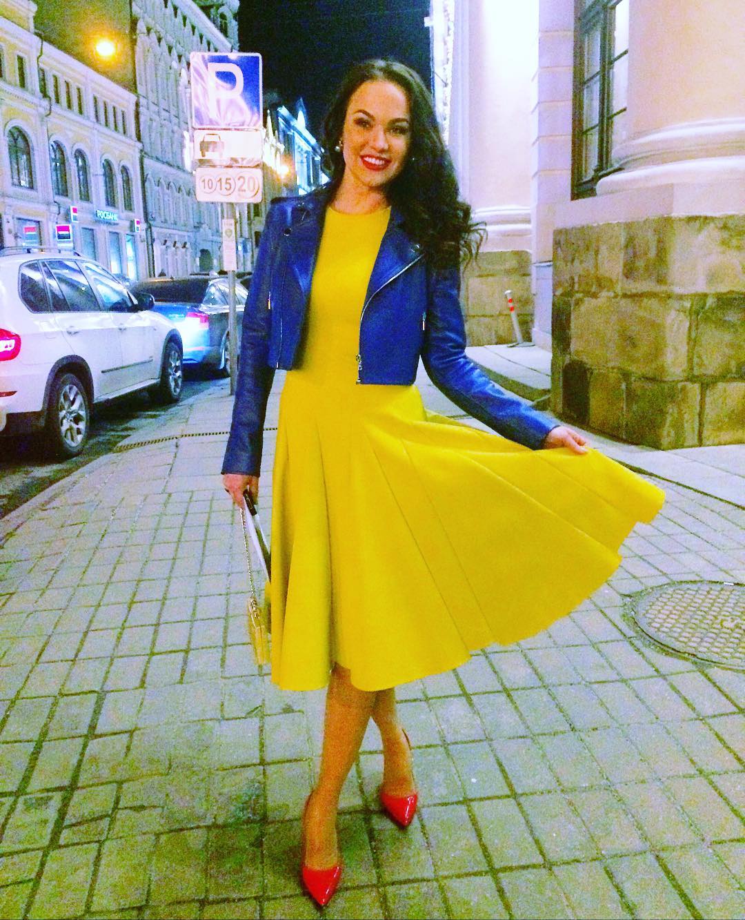 Звезда сериала &quot;Маргоша&quot; Мария Берсенева вышла в свет в сине-желтом наряде