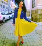 Звезда сериала "Маргоша" Мария Берсенева вышла в свет в сине-желтом наряде