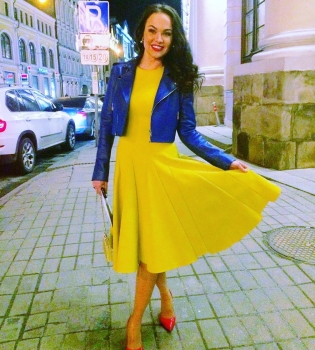 Звезда сериала &quot;Маргоша&quot; Мария Берсенева вышла в свет в сине-желтом наряде