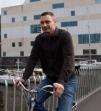 Виталий Кличко отказался от машины и ездит на работу на велосипеде