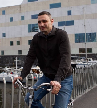 Виталий Кличко отказался от машины и ездит на работу на велосипеде