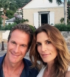 Синди Кроуфорд веселится с мужем на музыкальном фестивале