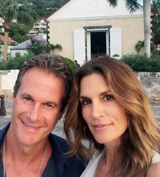 Синди Кроуфорд веселится с мужем на музыкальном фестивале