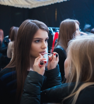 Бэкстейдж показа Анастасии Ивановой: как модели готовятся к выходу на подиум