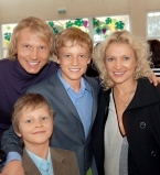 Кристина Гусина и Андрей Гусин с детьми