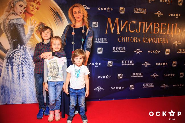 Снежана Егорова сводила детей на премьеру фильма Охотник и Снежная королева