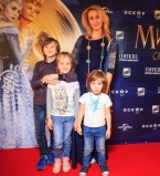 Снежана Егорова сводила детей на премьеру фильма Охотник и Снежная королева