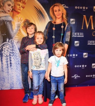Снежана Егорова сводила детей на премьеру фильма Охотник и Снежная королева