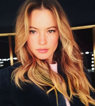 Беременная Бехати Принслу позирует в бикини