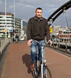 Виталий Кличко упал со своего дорогого велосипеда