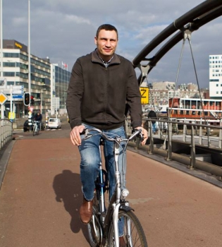 Виталий Кличко упал со своего дорогого велосипеда