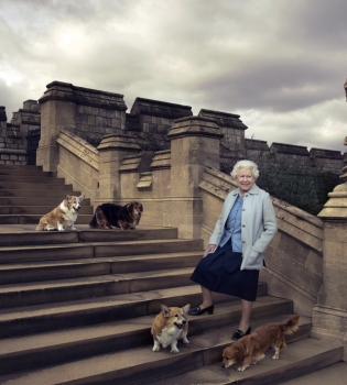 Королева Елизавета II позирует с внуками в честь 90-летнего юбилея