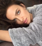 Счастливые времена: Ирина Шейк показала раритетное фото с сестрой