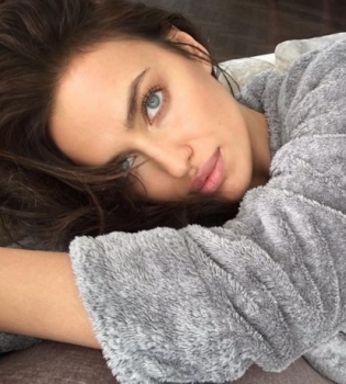 Счастливые времена: Ирина Шейк показала раритетное фото с сестрой