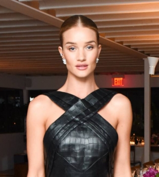 Настоящая леди: Роузи Хантингтон-Уайтли блистает в стильном наряде Brandon Maxwell