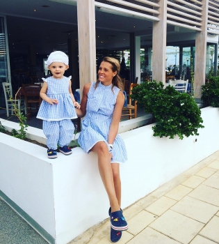 Звезда сериала &quot;Кухня&quot; отдыхает на Кипре с маленькой дочкой