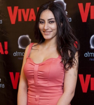 Роза Аль-Намри подчеркнула точеную фигуру сексуальным платьем