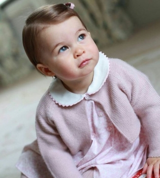 В сети появились новые снимки годовалой принцессы Шарлотты