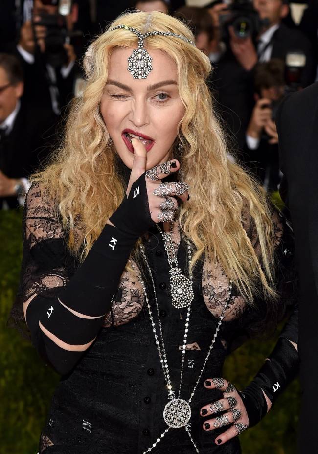 Cкандальные наряды Мадонны и Леди Гаги шокировали публику Met Gala 2016