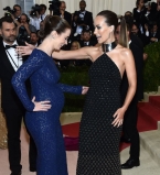 Эмили Блант и Оливия Уайлд на Met Gala 2016