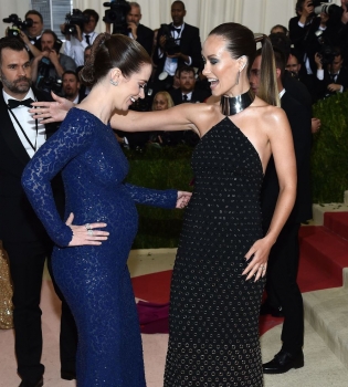 Эмили Блант и Оливия Уайлд на Met Gala 2016