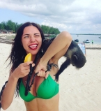 Сексуальная Вика из "Неангелов" отдыхает на Занзибаре со своим парнем