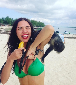 Сексуальная Вика из "Неангелов" отдыхает на Занзибаре со своим парнем