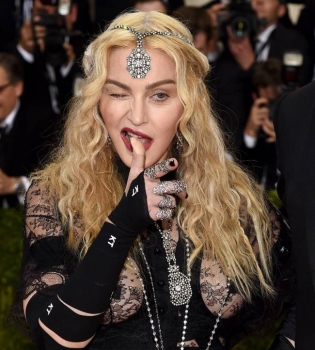 Мадонна о своем шокирующем наряде на Met Gala 2016: &quot;Это было политическое заявление!&quot;