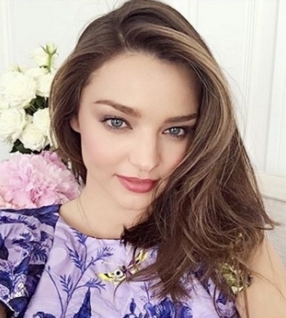 Счастливая мамочка: Миранда Керр позирует с подросшим сыном