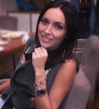 Беременная Алсу больше не скрывает округлившийся живот