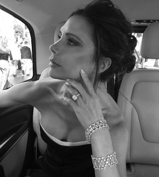 Фотофакт: Виктория Бекхэм веселится в Каннах, а Дэвид Бекхэм сидит с детьми