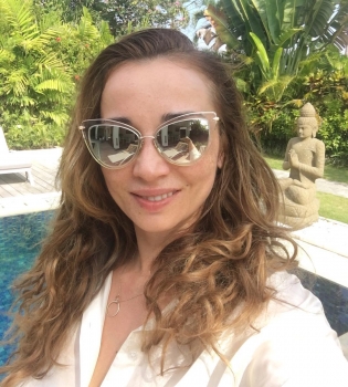 Анфиса Чехова продемонстрировала аппетитные формы в ярком купальнике