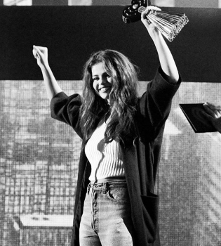 Наслаждаясь любовью: счастливая Селена Гомес позирует с поклонниками