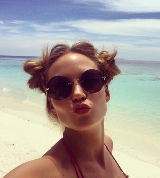 Певица Глюкоза полностью разделась во время отдыха на Мальдивах