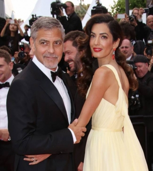 Влюбленные в Каннах: Джордж и Амаль Клуни демонстрируют нежные чувства на красной дорожке