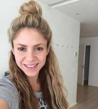 Готовимся к лету: Шакира продемонстрировала подтянутую фигуру